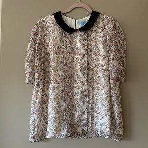 Fun floral blouse with feminine details 🌸🌼🌻